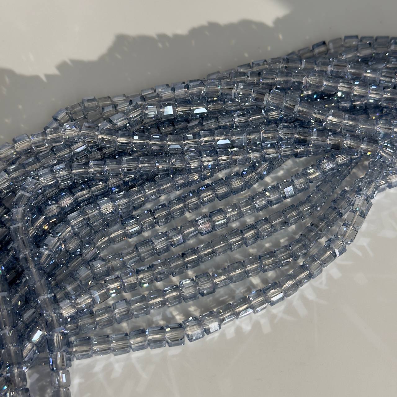 Бусины стеклянные форма кубик размер 6*5мм цвет серо-голубой
